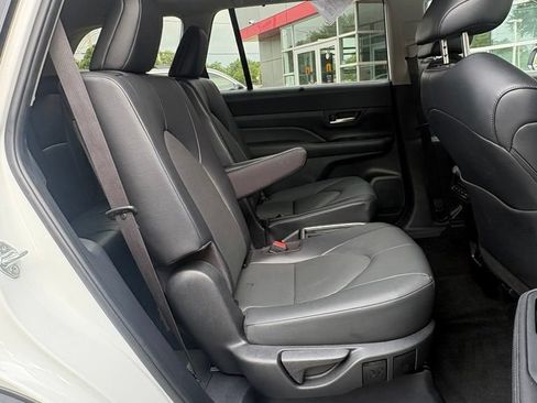 Used 2025 Toyota Grand Highlander AWD image 17