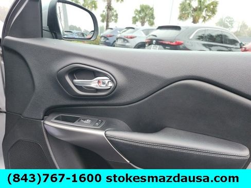 Used 2020 Jeep Cherokee Limited image 26