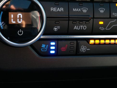 Used 2023 Toyota Venza XLE AWD/4WD image 6