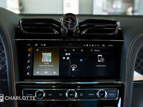 Used 2025 Bentley Bentayga image 27