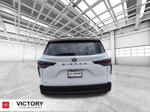 Used 2026 Toyota Sienna LE FWD image 5
