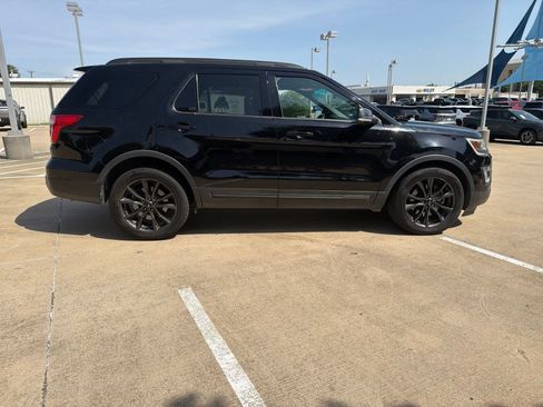 Used 2017 Ford Explorer XLT w/ Equipment Group 202A FWD image 2