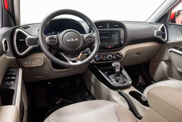 Used 2025 Kia Soul LX w/ LX Technology Package FWD image 7