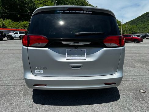 Used 2023 Chrysler Voyager LX FWD image 5