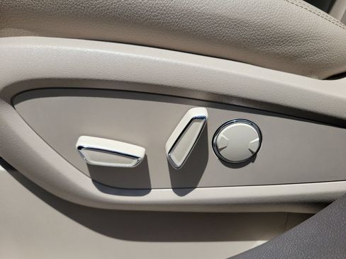 Used 2023 Lincoln Nautilus FWD w/ Premium Package image 19