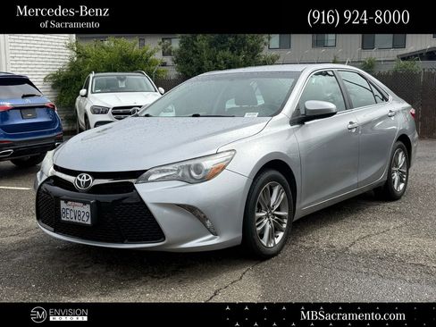 Used 2017 Toyota Camry SE image 1