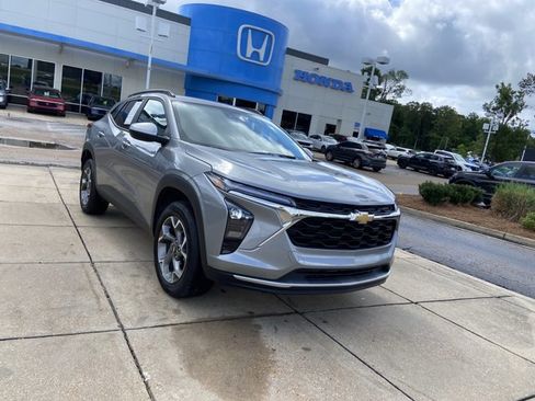 Used 2025 Chevrolet Trax LT w/ LT Convenience Package FWD image 2