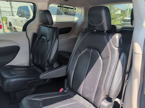 Used 2022 Chrysler Pacifica Touring-L FWD image 7