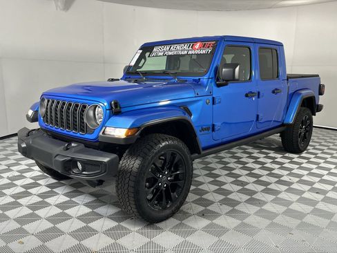 Used 2025 Jeep Gladiator Sport AWD/4WD image 4