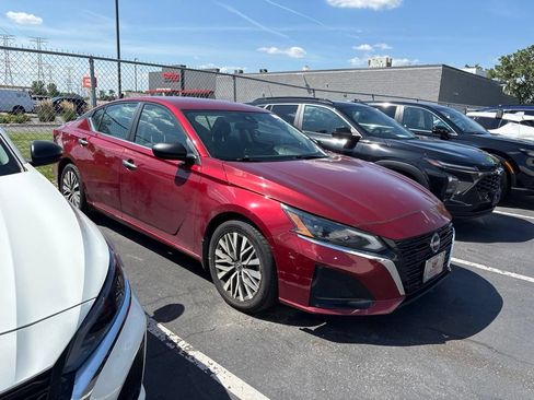 Used 2024 Nissan Altima 2.5 SV FWD image 1