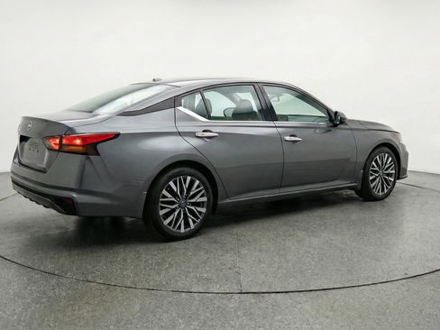 Used 2025 Nissan Altima 2.5 SV image 9