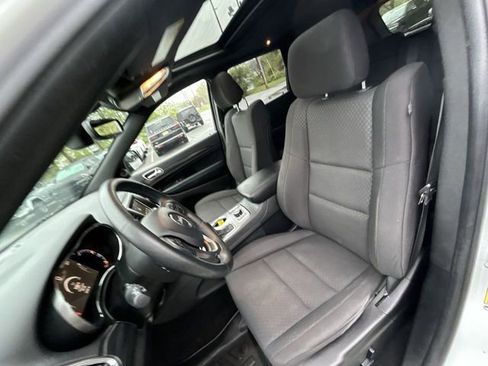 Used 2019 Jeep Grand Cherokee Laredo AWD/4WD image 15