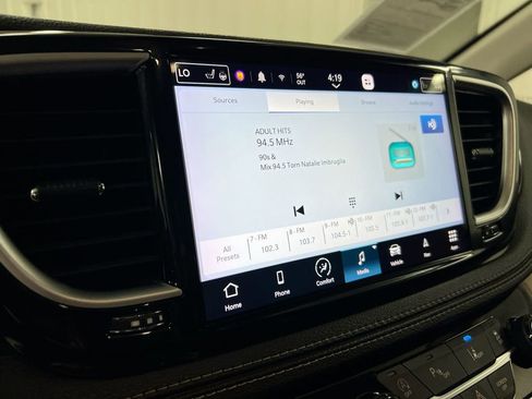 Used 2023 Chrysler Pacifica Limited FWD image 14