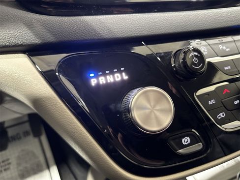 Used 2024 Chrysler Pacifica Touring-L image 17