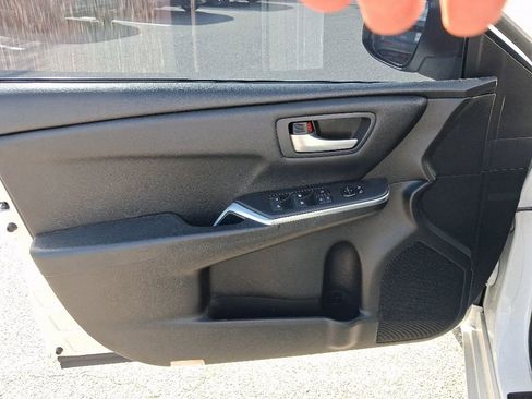 Used 2017 Toyota Camry SE FWD image 19