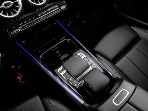 Used 2020 Mercedes-Benz GLB 250 w/ Premium Package image 23