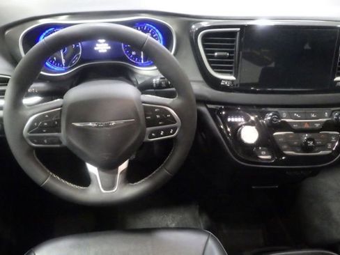 Used 2025 Chrysler Pacifica Select image 9