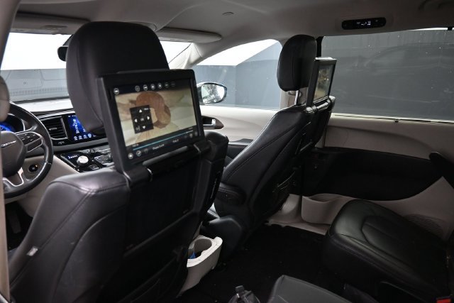 Used 2017 Chrysler Pacifica Touring-L Plus FWD image 33