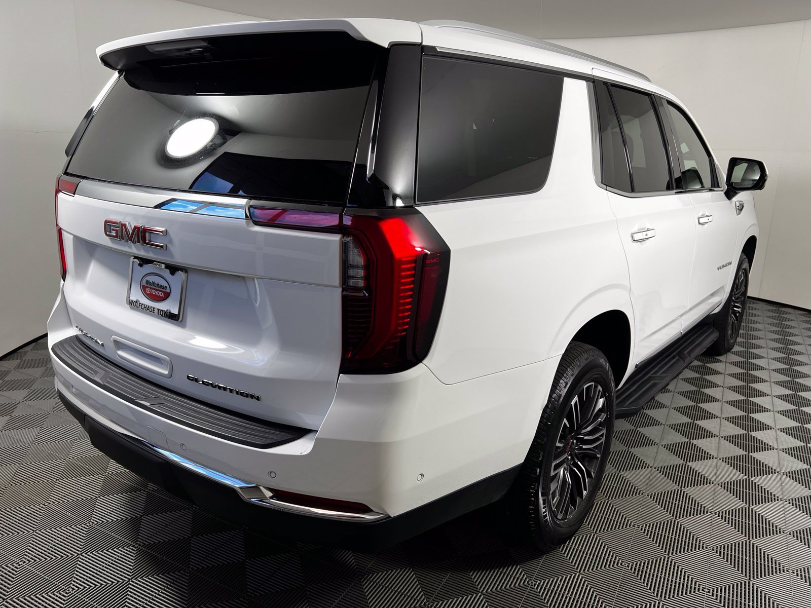 Used 2025 GMC Yukon Elevation AWD/4WD image 5