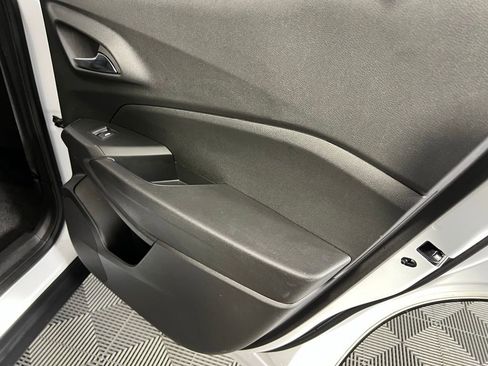 Used 2025 Chevrolet Trax LT image 28