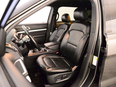 Used 2017 Ford Explorer XLT w/ Equipment Group 202A image 4