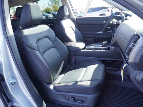 Certified 2025 Nissan Pathfinder SL w/ SL Premium Package FWD image 12