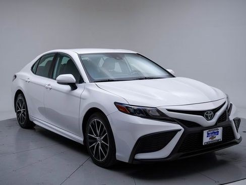 Used 2023 Toyota Camry SE image 10