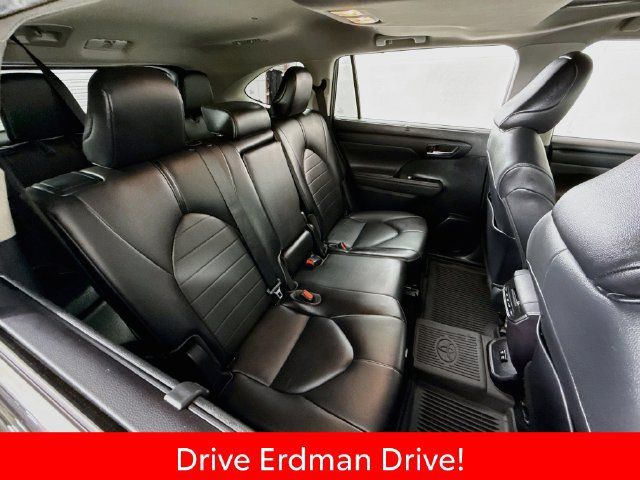 Used 2021 Toyota Highlander XLE FWD image 27