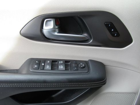 Certified 2023 Chrysler Pacifica Touring-L FWD image 20