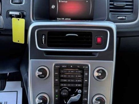 Used 2017 Volvo S60 T5 Inscription image 21