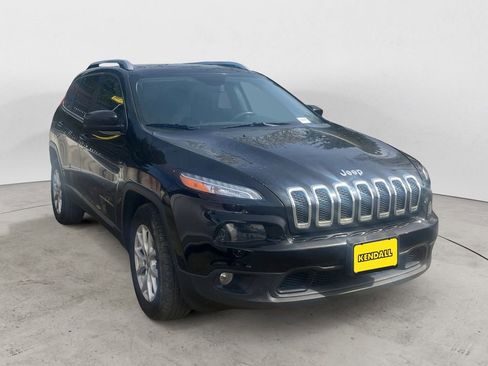 Used 2018 Jeep Cherokee Latitude Plus w/ Comfort/Convenience Group image 2