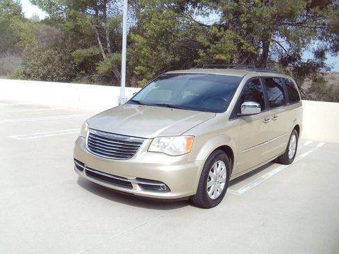 Used 2012 Chrysler Town & Country Touring-L w/ Entertainment Group #2 image 1