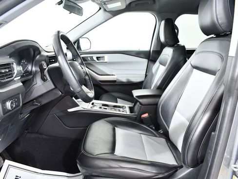 Used 2022 Ford Explorer XLT w/ Equipment Group 202A image 6