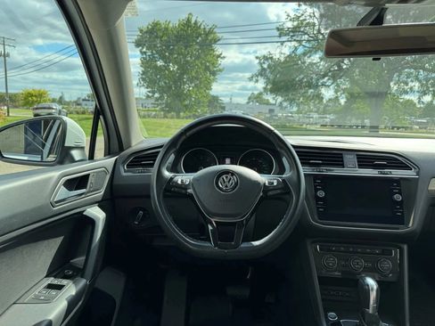 Used 2019 Volkswagen Tiguan SE w/ Panoramic Sunroof Package image 16