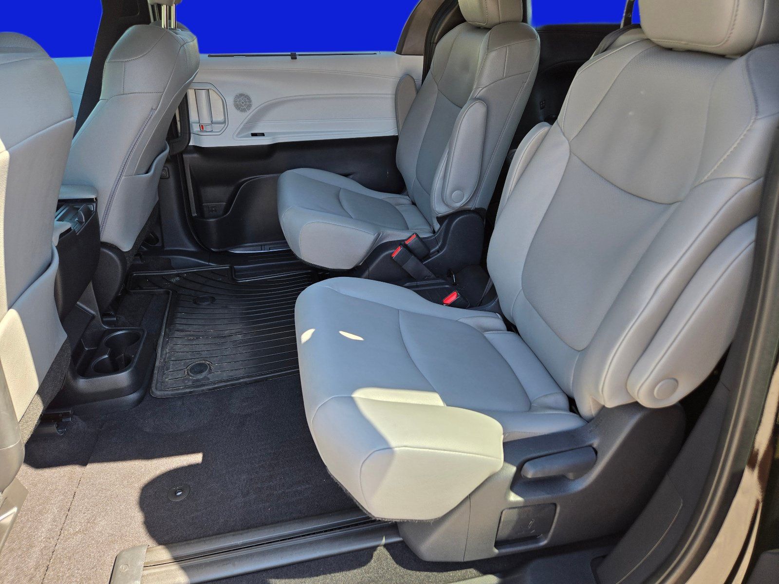 Used 2026 Toyota Sienna XLE FWD image 18