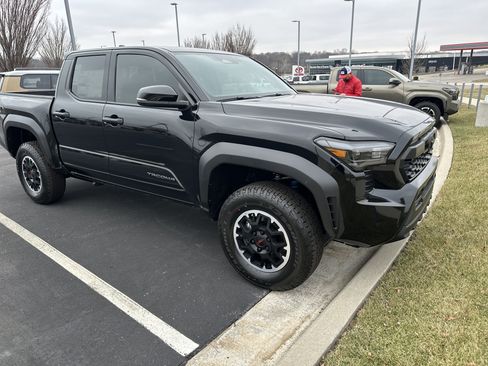 Used 2026 Toyota Tacoma TRD Off-Road w/ TRD Off Road Upgrade Package AWD/4WD image 3