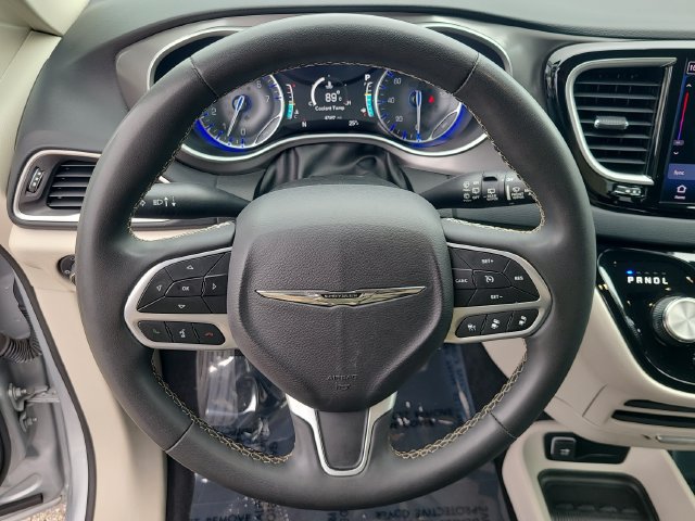 Used 2023 Chrysler Pacifica Touring-L FWD image 26