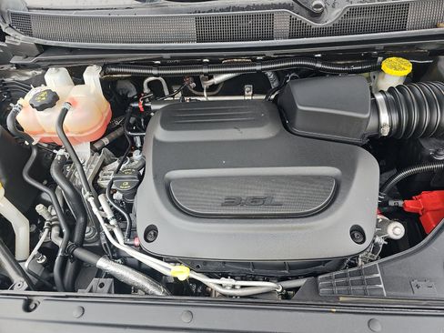 Used 2022 Chrysler Voyager LX image 17