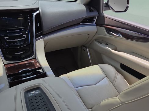 Used 2015 Cadillac Escalade Luxury AWD/4WD image 14