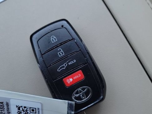 Used 2025 Toyota Highlander Limited FWD image 24