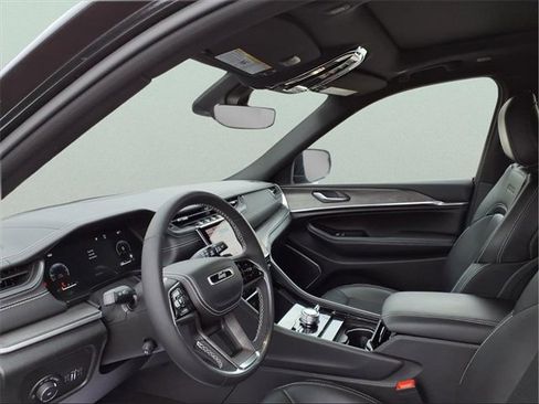 Used 2023 Jeep Grand Cherokee Overland image 11