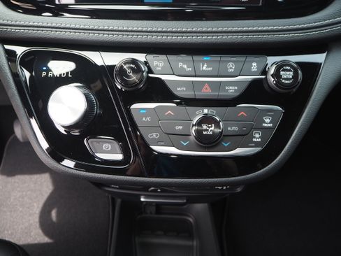 New 2025 Chrysler Pacifica Select w/ Uconnect Theater Family Group image 28