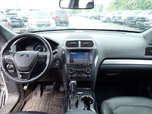 Used 2018 Ford Explorer XLT w/ Equipment Group 202A AWD/4WD image 13