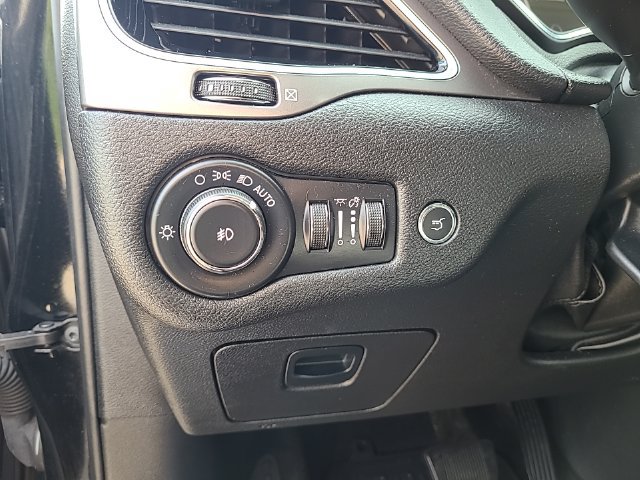 Used 2019 Jeep Cherokee Limited FWD image 14