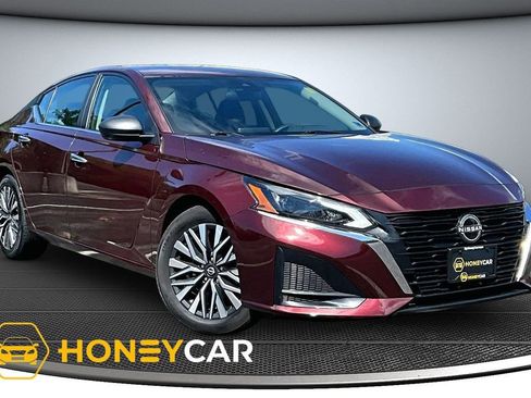 Used 2024 Nissan Altima 2.5 SV FWD image 1