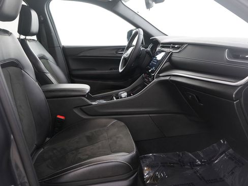 Used 2023 Jeep Grand Cherokee Altitude image 12