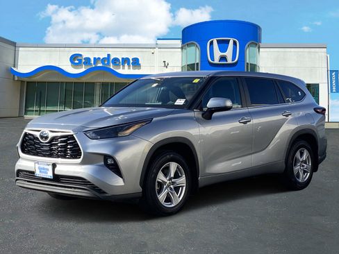 Used 2024 Toyota Highlander LE image 3