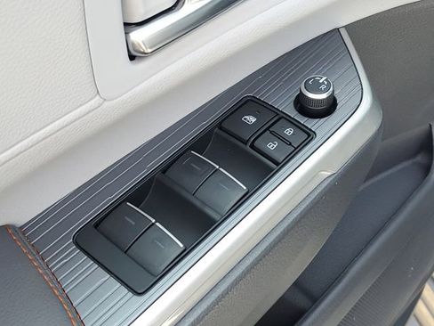 Used 2024 Toyota Sienna XSE FWD image 23