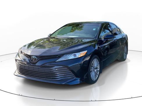 Used 2019 Toyota Camry XLE image 3