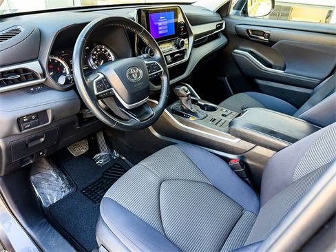 Used 2024 Toyota Highlander LE image 14